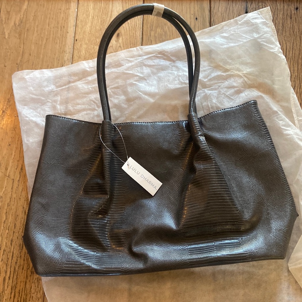 Lulu Dharma grey croc cinch tote